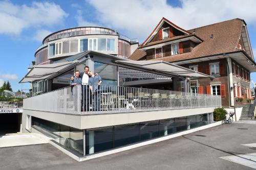 eine Familie steht auf dem Balkon eines Hauses in der Unterkunft HIRSCHEN OBERKIRCH - Design Boutique Hotel in Oberkirch