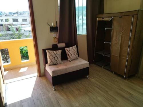 salon z krzesłem i oknem w obiekcie 2 Cuarto independiente en Ambato w mieście Ambato
