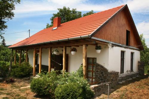 an old house with a red roof at Bableves Vendégház in Felsőtold