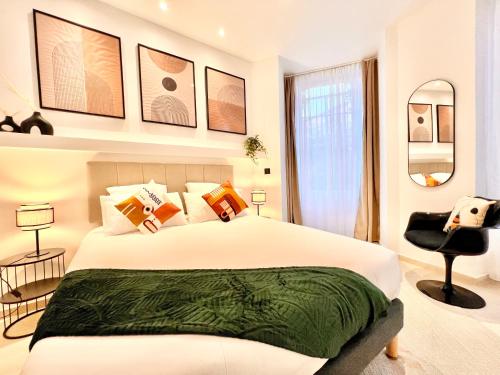 ein Schlafzimmer mit einem großen weißen Bett und einem Stuhl in der Unterkunft Apartment Malaussena - Reception 24&7 - Center Libération in Nizza