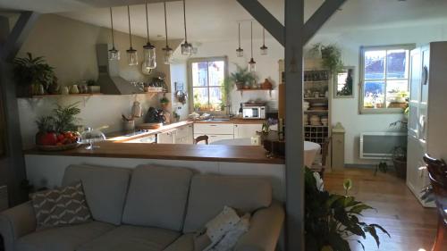salon z kanapą w kuchni w obiekcie La Chambre d'Hote de Mano - Centre-ville de Bayonne w Bajonnie
