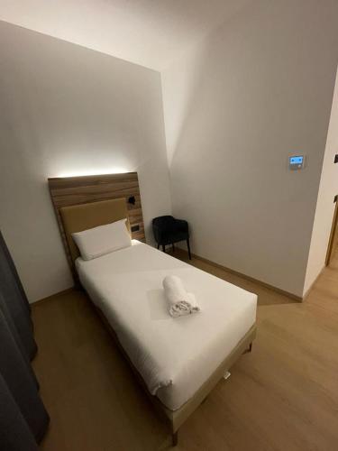 Un dormitorio con una cama con una toalla. en B&B HOTEL Prato City Center, en Prato