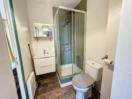 une salle de bain avec une douche, des toilettes et un lavabo dans l'établissement Appartement à 30 m de la plage - balcon - lumineux - wifi - Le Cérès 2, à Berck-sur-Mer