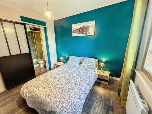 ベルク・シュル・メールにあるRénové Appartement à 30 m de la plage - balcon - lumineux - wifi - Le Cérès 2の青い壁のベッドルーム1室(ベッド1台付)