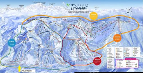- une carte d'une piste de ski avec des montagnes dans l'établissement Résidence les Olympiades - 9 personnes, à Praz-sur-Arly