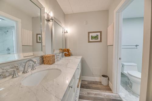 biała łazienka z umywalką i toaletą w obiekcie Lakefront Canandaigua Condo with Stunning Views w mieście Rushville