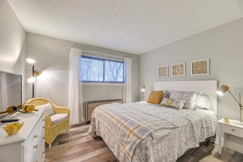 um quarto branco com uma cama e uma janela em Lakefront Canandaigua Condo with Stunning Views em Rushville