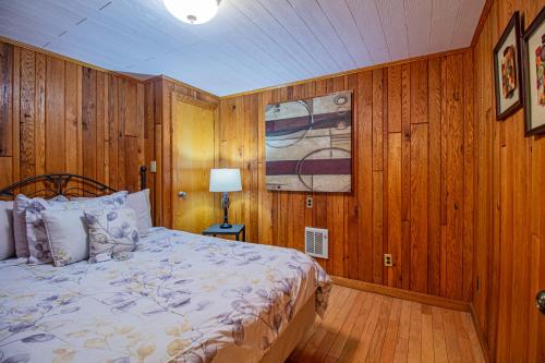 um quarto com paredes de madeira e uma cama. em Stay In Ohiopyle near everything including the trail, Ohiopyle PA em Farmington