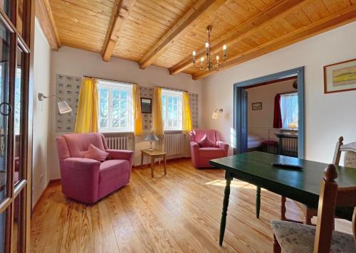 sala de estar con 2 sillas y mesa en Haus-Wolfram-App-Wilhelmine, en Morsum