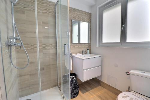 La salle de bains est pourvue d'une douche et d'un lavabo. dans l'établissement Appart du Pont Vert B01 ~ proche centre Mon Groom, à Troyes