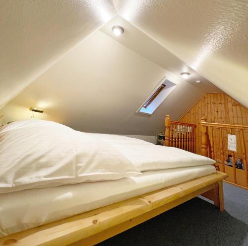 um quarto com uma cama num sótão em Hooger Wal 19 Morsumer Kliff em Morsum