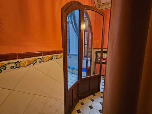 - une salle de bains pourvue d'un miroir dans l'établissement Fabrica de Sueños, à Gandía