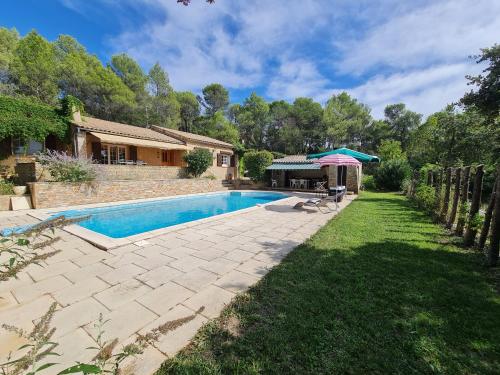 une cour arrière avec une piscine et une maison dans l'établissement VILLA - piscine - Swimming Pool, à Saint-Julien