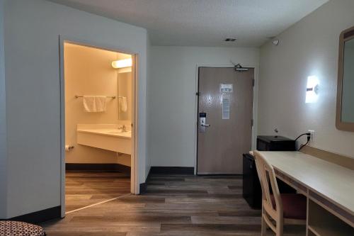 een kamer met een badkamer met een wastafel en een aanrecht bij Modern Stay 39 Lakeview By OYO Minonk in Minonk