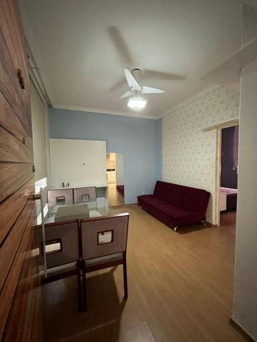 里約熱內盧的住宿－Apartamento em Botafogo，客厅配有沙发和桌子