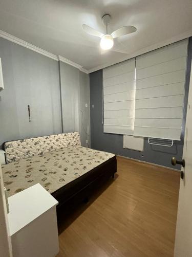 里約熱內盧的住宿－Apartamento em Botafogo，一间卧室配有一张床和吊扇