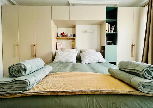 une chambre avec un grand lit avec des oreillers dessus dans l'établissement Gorgeous, bright & large 1 BR near Montmartre, à Paris