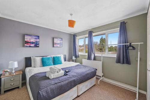 Un pat sau paturi într-o cameră la 4 Bed House with Parking and Garden - Sleeps 8