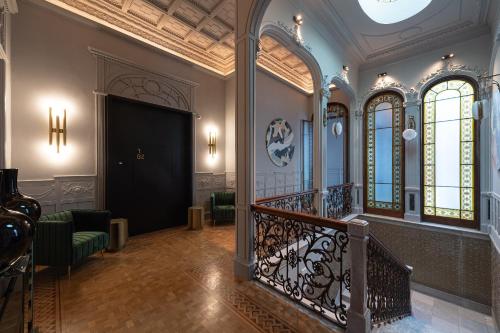 einen Flur mit einer Treppe in einem Gebäude in der Unterkunft Boutique Hotel Cordial Malteses in Las Palmas de Gran Canaria