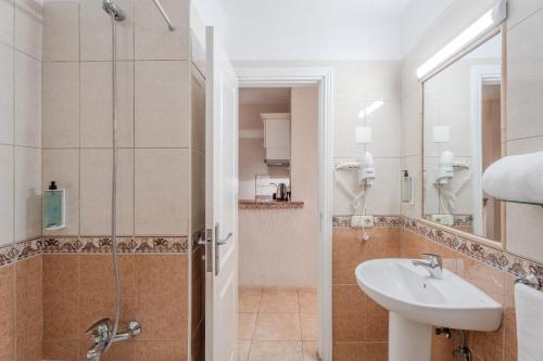 uma casa de banho com um lavatório e um chuveiro em OBSIDIAN Apartamento Santa María em Adeje