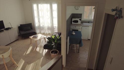 Il comprend une petite cuisine et un salon avec une table et des chaises. dans l'établissement Lovely house teracce and parking in historic center, à Aix-en-Provence