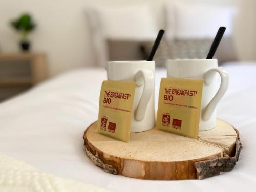 2 tasses à café assises sur une planche à découper en bois dans l'établissement Lake view - VUE INCROYABLE sur le lac, à Annecy