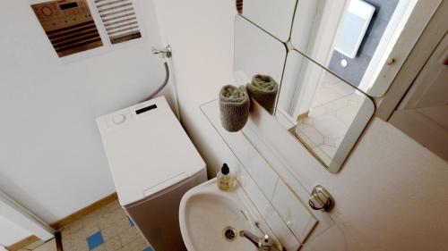 une salle de bain avec des toilettes blanches et un lavabo dans l'établissement Lovely house teracce and parking in historic center, à Aix-en-Provence