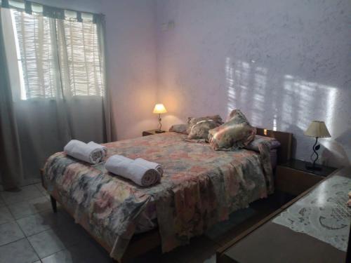 um quarto com uma cama com duas almofadas em cabañas elita em San Rafael