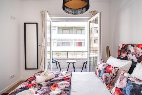 里斯本的住宿－Akicity Benfica Zenith，一间卧室设有一张床和一个大窗户