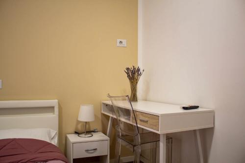 Postel nebo postele na pokoji v ubytování La Stanza del Foscolo -2P NO ascensore NO cucina