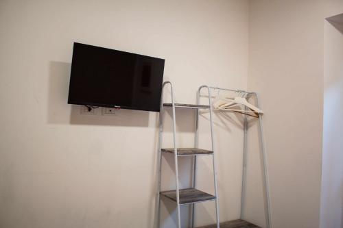 a flat screen tv hanging on a wall at La stanza del Mazzini 3P NO ascensore NO cucina in Pavia