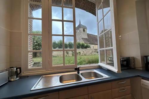 a kitchen counter with a sink and a window at Le Château du Fort Villiers-Saint-Benoît in Villiers-Saint-Benoît