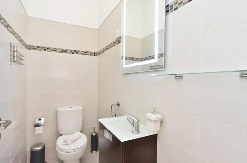 Oeiras 2 في أويراس: حمام مع مرحاض ومغسلة ومرآة