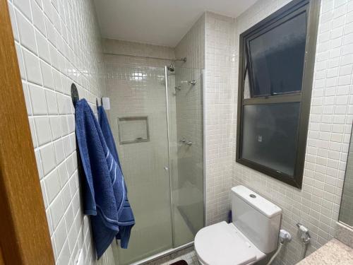 uma casa de banho com um WC e uma cabina de duche em vidro. em Samba Rio Convention no Rio de Janeiro