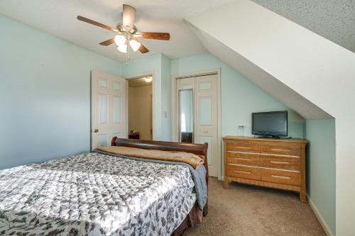 um quarto com uma cama e uma televisão numa cómoda em Lovely Fayetteville Home Deck and Fireplace! em Fayetteville