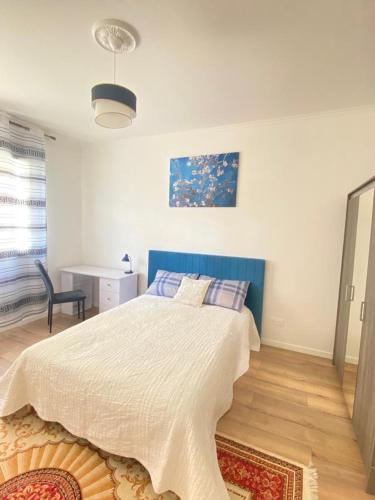 une chambre avec un grand lit et un bureau dans l'établissement Lanterne, à Nice