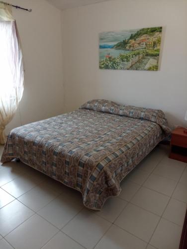 łóżko w pokoju ze zdjęciem na ścianie w obiekcie la finestra sul mare piano 2 w mieście Trappeto