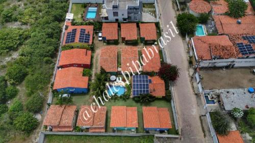 eine Luftansicht eines Hauses mit Sonnenkollektoren in der Unterkunft Chalés Pipa Brasil in Pipa