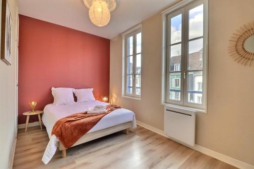 1 dormitorio con 1 cama con pared roja en Le Jaurès Coeur de Ville gare Mon Groom en Troyes