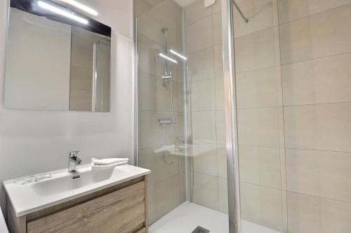 W łazience znajduje się umywalka i prysznic. w obiekcie Le Jaurès Coeur de Ville gare Mon Groom w Troyes