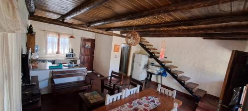 sala de estar con escalera y mesa en PORTAL DE LA OVEJERIA en Tafí del Valle