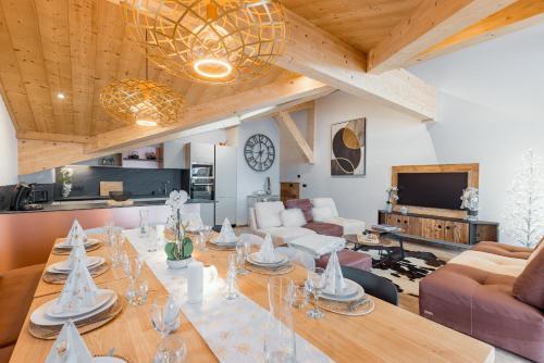 - un salon avec une grande table en bois et un canapé dans l'établissement Appartement Marianne - LES GETS, en plein centre et au pied des pistes, aux Gets