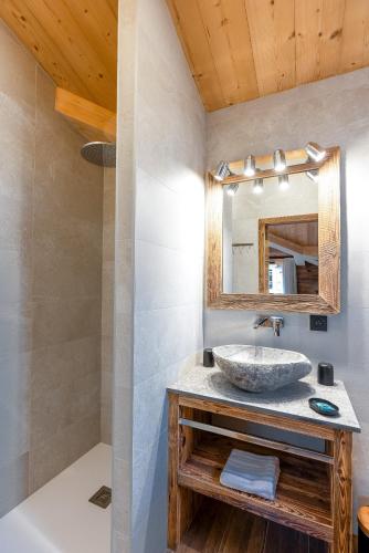 une salle de bain avec un lavabo et un miroir dans l'établissement Appartement Marianne - LES GETS, en plein centre et au pied des pistes, aux Gets