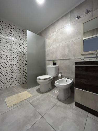 uma casa de banho com um WC e um lavatório em Bonjour alquiler temporario 2 em Santa Rosa