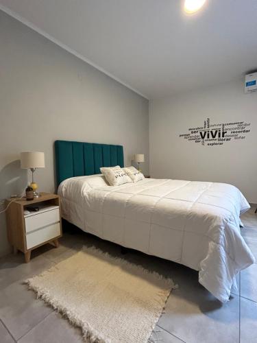 - une chambre avec un grand lit blanc et une table dans l'établissement Bonjour alquiler temporario 2, à Santa Rosa