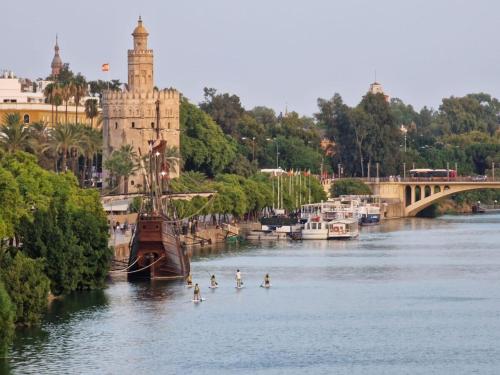 un gruppo di persone in acqua in un fiume di Betis del Oro a Siviglia