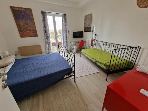 1 dormitorio con 2 camas y TV. en Betis del Oro, en Sevilla