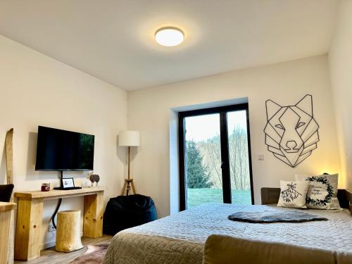 1 dormitorio con 1 cama con cabeza de lobo en la pared en Vista apartment 04 en Rokytnice nad Jizerou