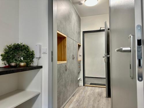 W łazience znajduje się prysznic ze szklanymi drzwiami. w obiekcie Vista apartment 04 w Rokitnicach nad Izerą