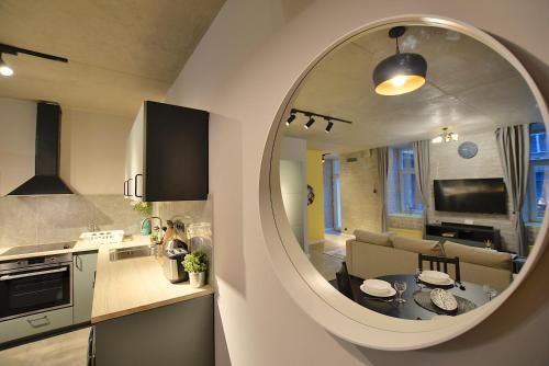 ブダペストにあるNew Faces Design Apartment in Downtownのキッチン、リビングルーム(鏡付)